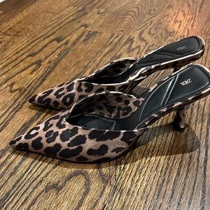 Zara ANIMAL PRINT MULES. POINTED TOES. V-SHAPED VAMP.